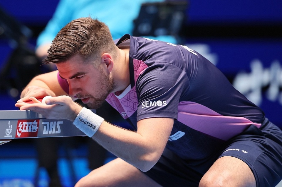 他顽强地回 他顽强地回