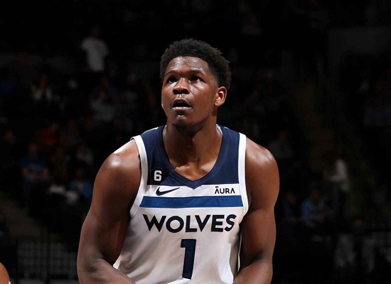 其队友们必 其队友们必